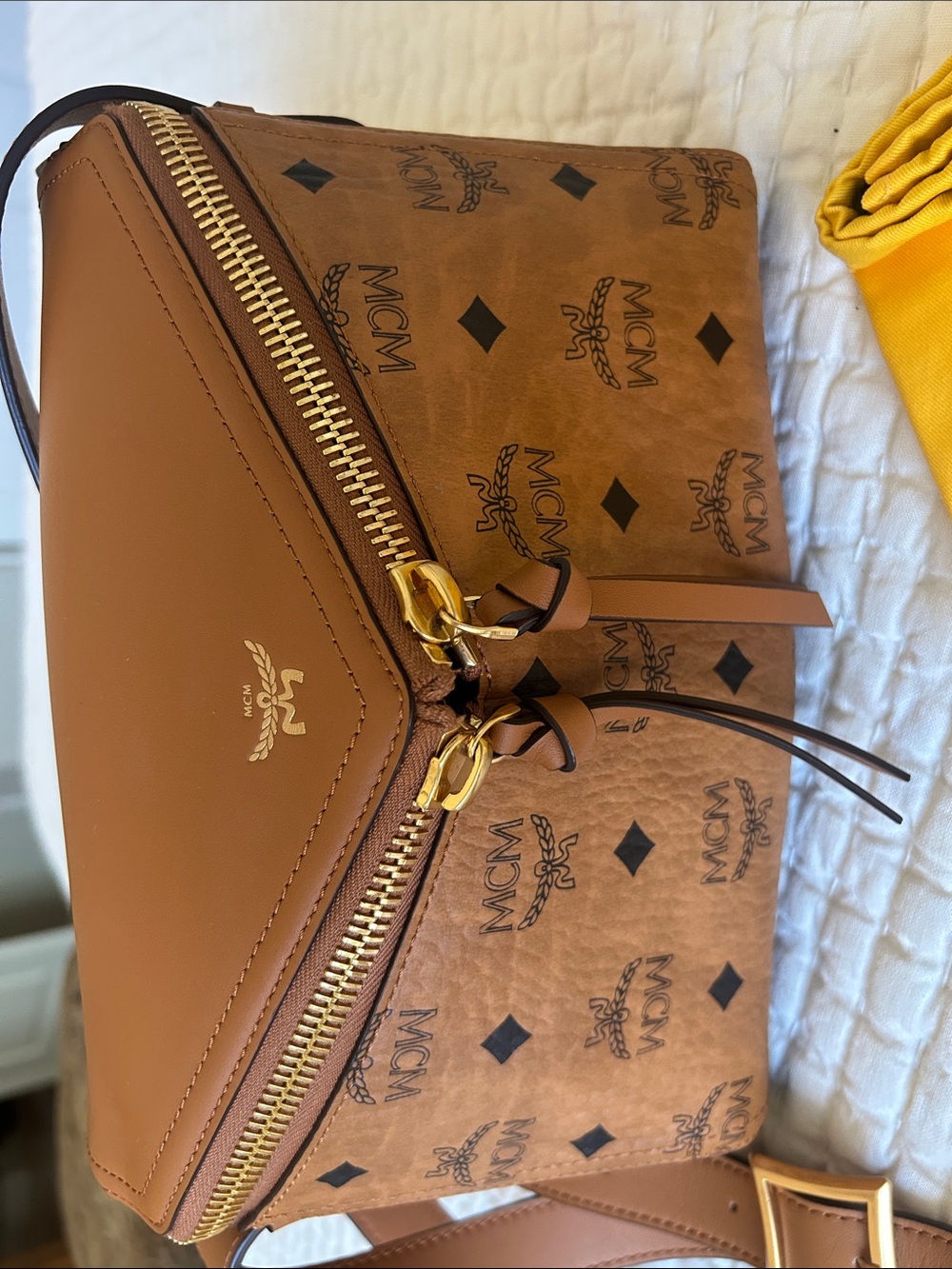 MCM Cognac Visetos shoulder bag with Gold Hardware. - Picture 2 of 9